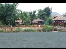 Bamboo Forest River View Hostel，位于Ywama的度假短租房