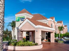 Holiday Inn Express & Suites Lathrop by IHG，位于莱思罗普的酒店