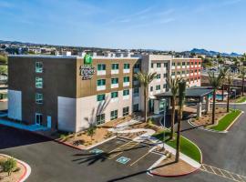 Holiday Inn Express & Suites Lake Havasu - London Bridge by IHG，位于哈瓦苏湖城的酒店