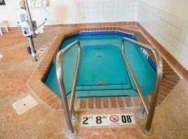 快捷假日酒店及套房察哈森，位于查哈森的酒店