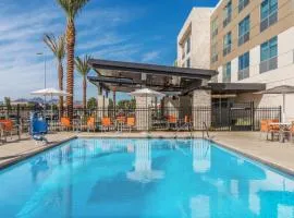 Holiday Inn Express & Suites Lake Havasu - London Bridge, an IHG Hotel