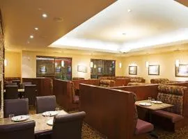 劳埃德明斯特假日套房酒店