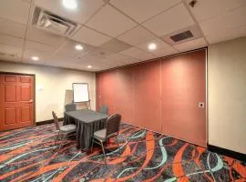 曼特卡快捷假日&套房酒店
