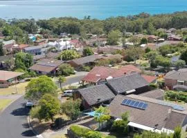 JUST-4-YOU! amazing sea views, WIFI, fully air-conditioned, king bed