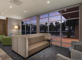 卡斯卡特斯坦波特兰机场智选假日套房酒店，位于波特兰的酒店