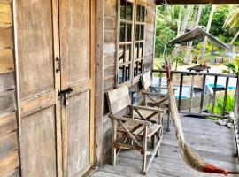 Beachfront Hut Downstairs Astra - Beach Shack Chalet，位于刁曼岛的酒店