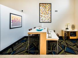 Holiday Inn Express & Suites Charlotte Arpt-Belmont by IHG，位于贝尔蒙特的酒店