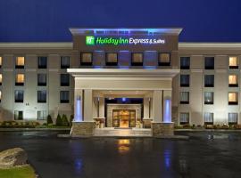 马龙快捷假日酒店及套房，位于Malone的酒店