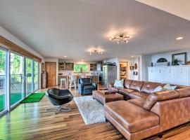 Mid-Century Cabin with Deck and Puget Sound Vistas!，位于Hansville的酒店