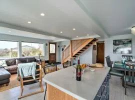 Coastal Retreat Deck, Ocean Views and Walk to Beach