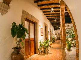 Hotel Mes&oacute;n de los Remedios，位于莫雷利亚的带停车场的酒店