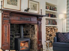 Central Hawick spacious stylish flat with log burner，位于霍伊克的酒店