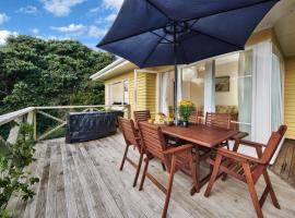 Surfer's Sunshine Cottage - Piha Holiday Home，位于皮哈的酒店