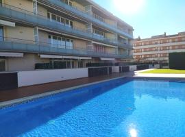 NEW! Apartamento con piscina y balcón a 2 minutos de la playa. WI-FI，位于埃斯塔蒂特的酒店