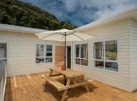 Sun Seeker Bach - Ferry Landing Holiday Home