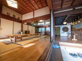 一棟貸し宿Kusuburu House chartered accommodation，位于冲岛烧火神社附近的酒店