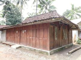 Homestay Mbah Parni，位于Sermo的酒店