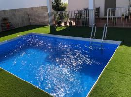 Casas Juani- chalet con piscina，位于科尼尔-德拉弗龙特拉的酒店