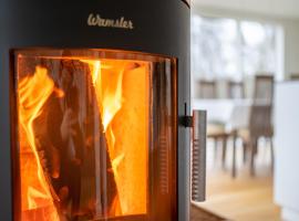 Ferienhaus direkt am See - Kamin, Klima, Sauna und Boot，位于Friedland的酒店