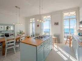 The Wellington: Two bedroom apartment with balcony and sea views
