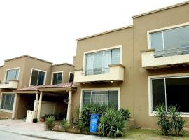 Butterfly Guest House Phase 7 Bahria Town，位于拉瓦尔品第的酒店