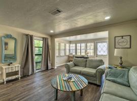 Quiet and Cozy Sarasota House with Yard Pet Friendly!，位于萨拉索塔的Spa酒店