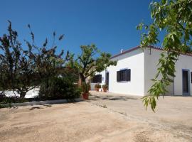 Cozy Algarve Home with Vineyard View Near Beaches，位于珀彻斯的酒店