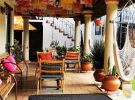 Hotel Ocho Barrios，位于圣克里斯托瓦尔-德拉斯卡萨斯纳波罗姆博物馆附近的酒店