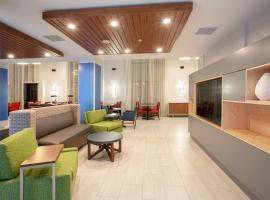Holiday Inn Express & Suites Phoenix Glendale Dist by IHG，位于格伦代尔的Spa酒店