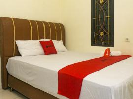 RedDoorz near Sentani Airport Jayapura，位于查亚普拉的酒店