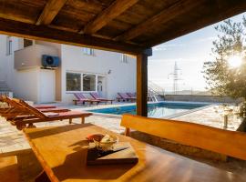 Villa Anabella peaceful holiday home with pool，位于克利斯的酒店