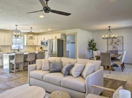 Retreat with Deck about 9 Mi to Downtown Springfield，位于奥扎克的酒店