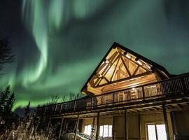 湖上酒店 - 白马，位于Marsh Lake的带停车场的酒店