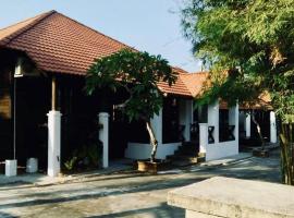 Old Klang Road Homestay Dungun，位于龙运的木屋