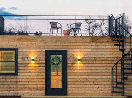 The Meadows Shipping Container Home，位于Bellmead的小屋