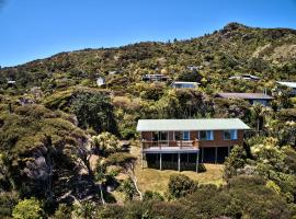 Seaview, Sun and Surf - Piha Holiday Home，位于皮哈的乡村别墅