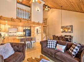 Updated Loon Townhome with Mtn Views and Ski Shuttle!，位于林肯的度假屋