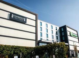 Staybridge Suites London Heathrow - Bath Road, an IHG Aparthotel，位于希灵登希斯罗机场 1、2、3 号航站楼附近的酒店