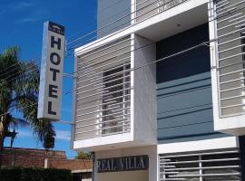 Hotel Real Villa，位于Villa Corona的带停车场的酒店