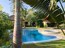Strutz Art Garden Resort，位于Bangued的酒店