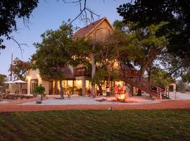 Callies Game Lodge Safaris，位于楚梅布的酒店