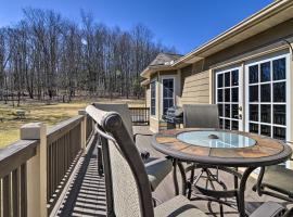 Private Family Home with Deck, Porch and Forest Views!，位于麦科马斯海滩的酒店