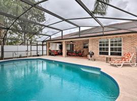 Centrally Located Deltona Home with Pool and Yard，位于德尔托纳的带停车场的酒店