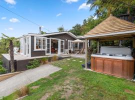 Kiwiana Bach - Lake Tarawera Holiday Home，位于Lake Tarawera的酒店