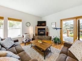 Yaquina Lighthouse View Beach Home，位于新港的酒店
