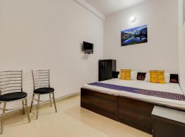 SPOT ON 70947 Hotel Saurabh Inn，位于勒克瑙的酒店