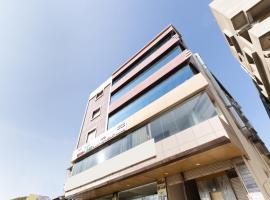 Capital O 70933 S Dot Boarding & Lodging，位于哈桑的酒店