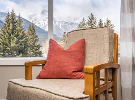 3 Bedroom Mountain Retreat New full-renovation Near Banff Canmore Sleeps 8 Sanitizing Protocols NEWLY UPGRADED HIGH-SPEED WIRELESS INTERNET，位于戴德曼斯弗莱斯的酒店