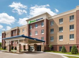 Holiday Inn Express & Suites St. Louis - Chesterfield, an IHG Hotel，位于Spirit of St. Louis - SUS附近的酒店