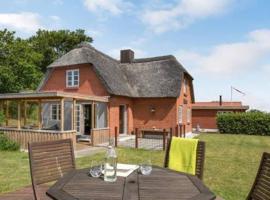 Thatched Holiday Home in Struer, Jutland with a view，位于斯楚厄的酒店